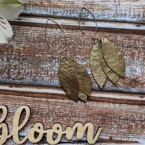 𝅺GOLD Leather Leaf Earrings